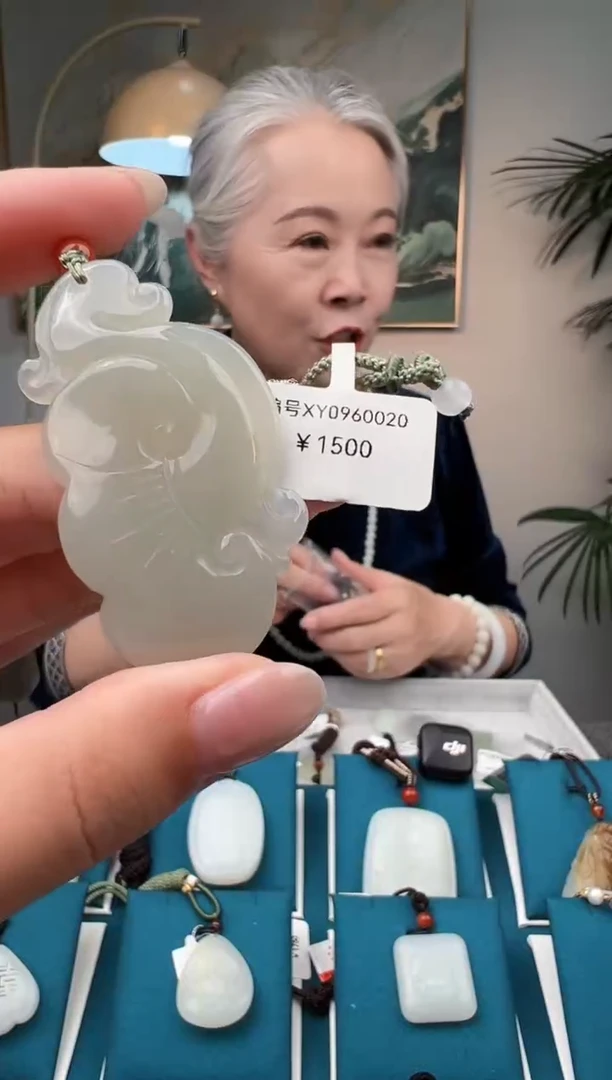 颈饰未镶嵌和田玉吊坠  XY