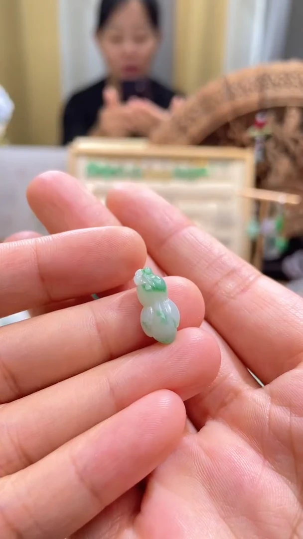 翡翠未镶嵌颈饰沅*滴流
