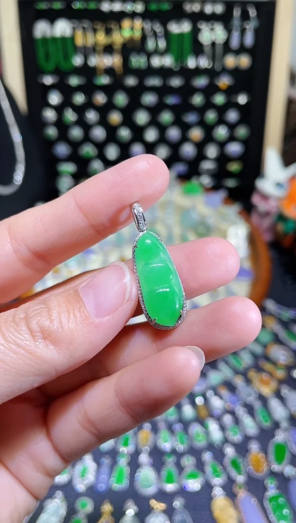 颈饰18K金镶嵌翡翠满绿甜阳豆子吊坠