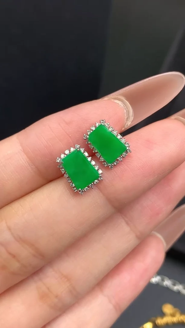 18K金镶嵌翡翠耳饰耳钉