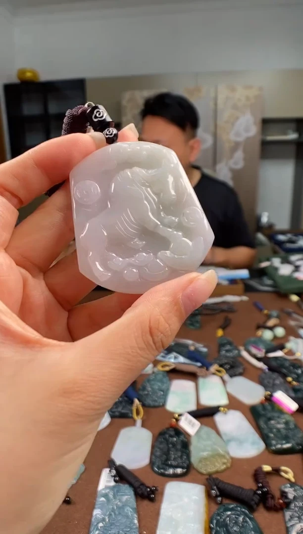 颈饰未镶嵌翡翠 多样性发其一