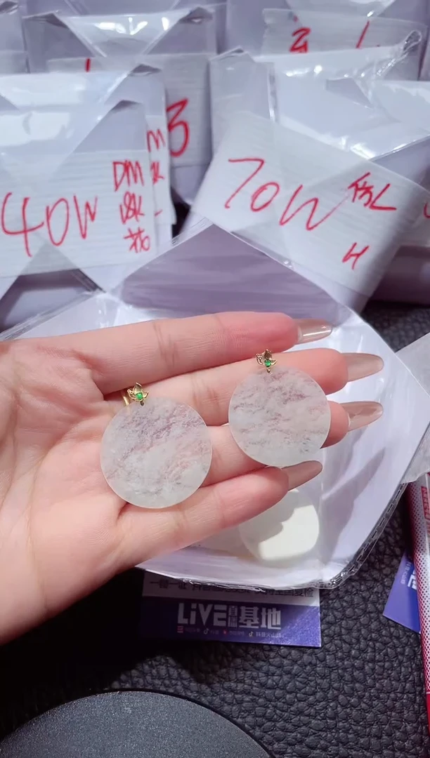 颈饰18K金镶嵌翡翠25多样性发其一