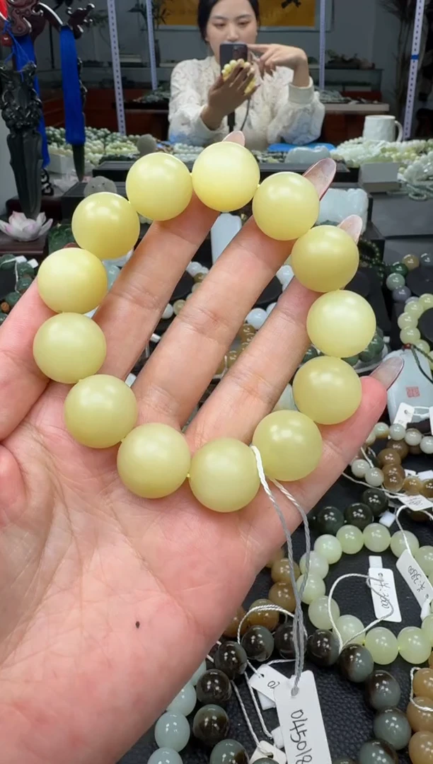 未镶嵌手链和田玉新疆鸡油黄卡18