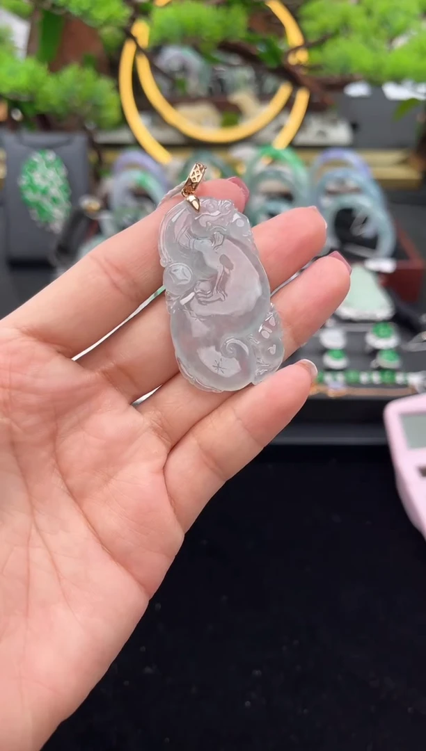 颈饰18K金镶嵌翡翠吊坠