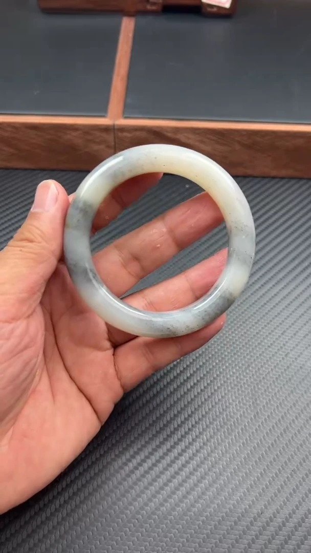和田玉手镯未镶嵌黑山微色差56+