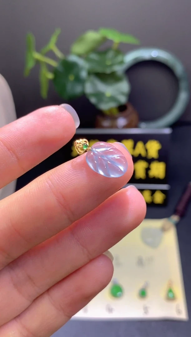 翡翠18K金镶嵌颈饰翡翠吊坠