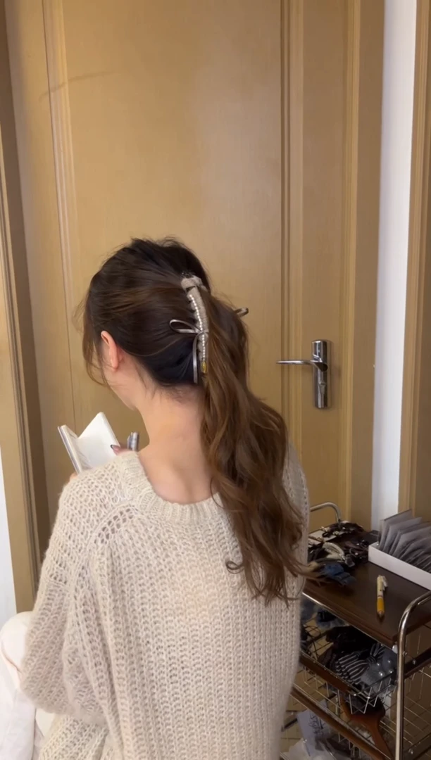 浅色毛线香蕉夹很好看