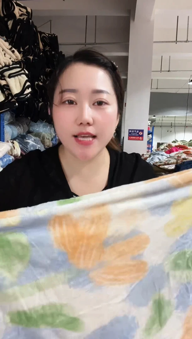 混纺主播手上展示的产品