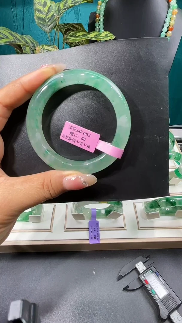 未镶嵌手镯石英质玉（非洲翠）手镯