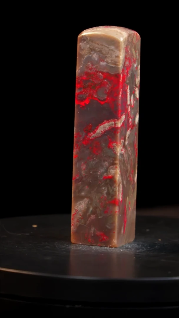 昌化石老坑牛角冻鸡血石