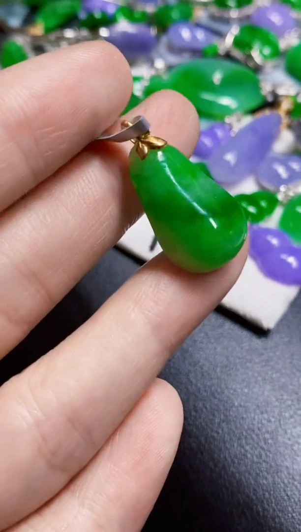 颈饰18K金镶嵌翡翠瓜