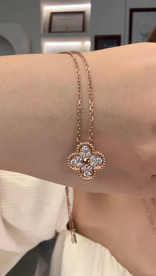 18K金镶嵌项链钻石满钻单花项链