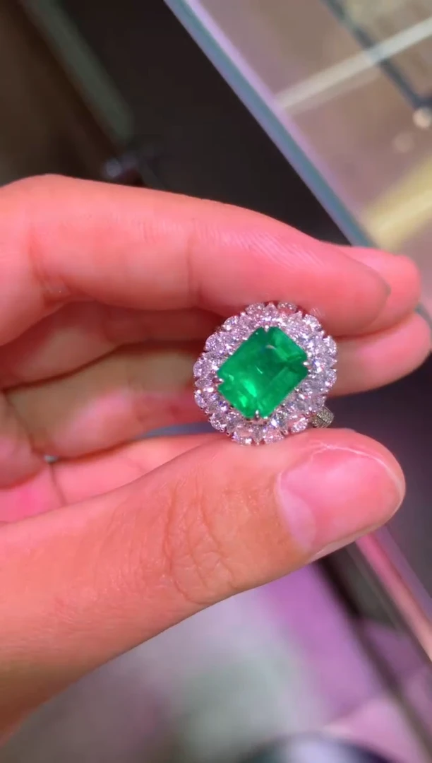 18K金镶嵌戒指祖母绿2.49CT