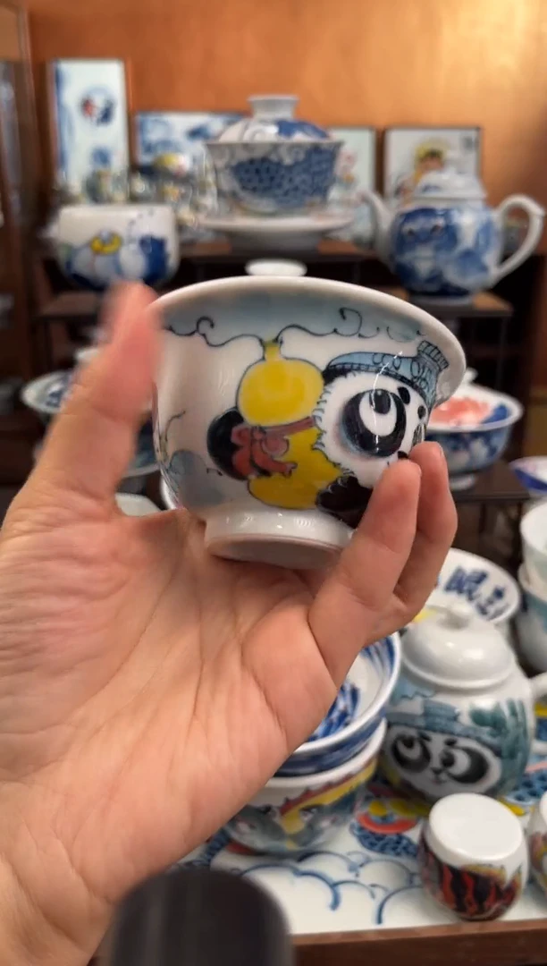 昨明福在眼前压手杯