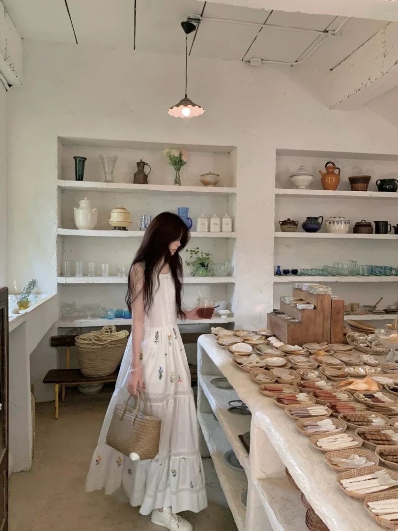 2025年新款法式白色碎花背带连衣裙子女今年流行穿搭背心气质长裙