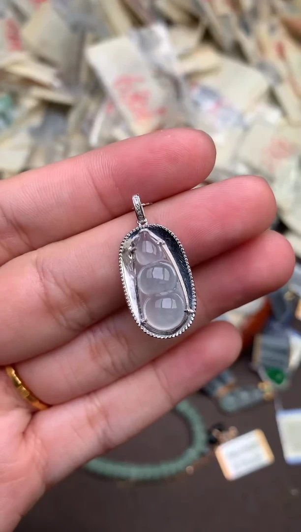 18K金镶嵌挂件翡翠一