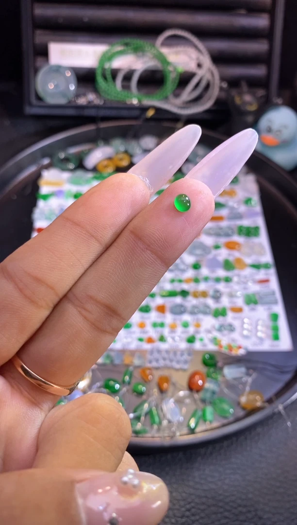 翡翠挂件未镶嵌蛋