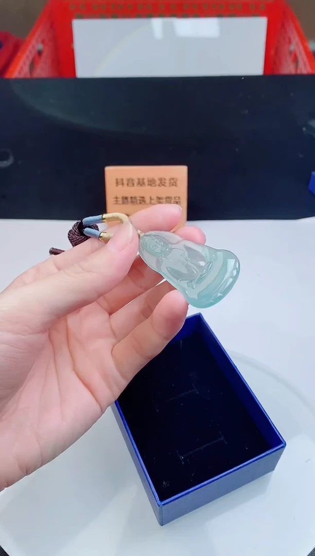 颈饰未镶嵌翡翠   `