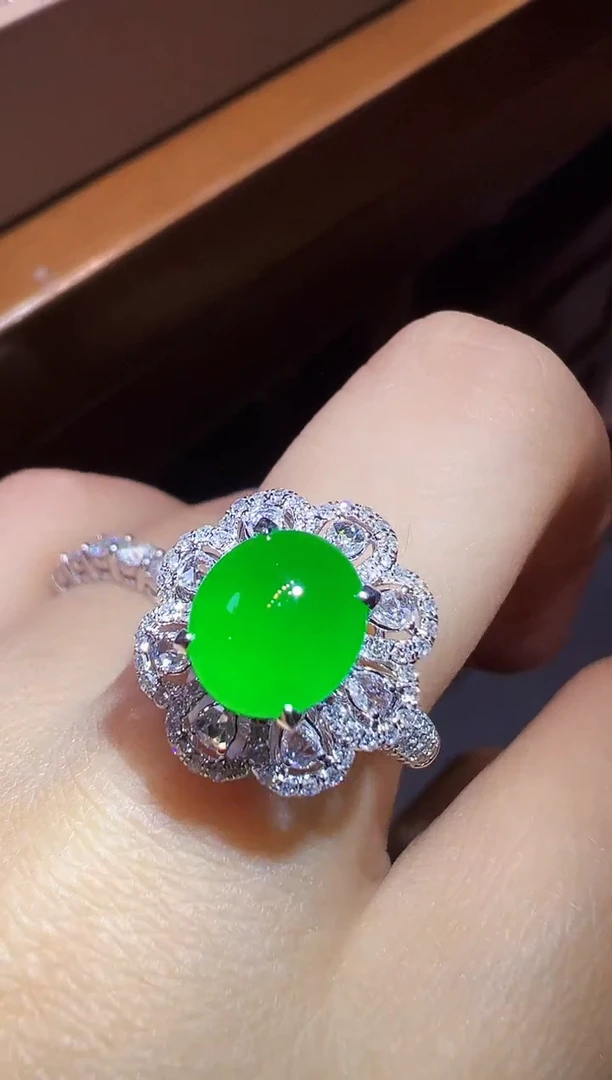 18K金镶嵌戒指翡翠蛋面