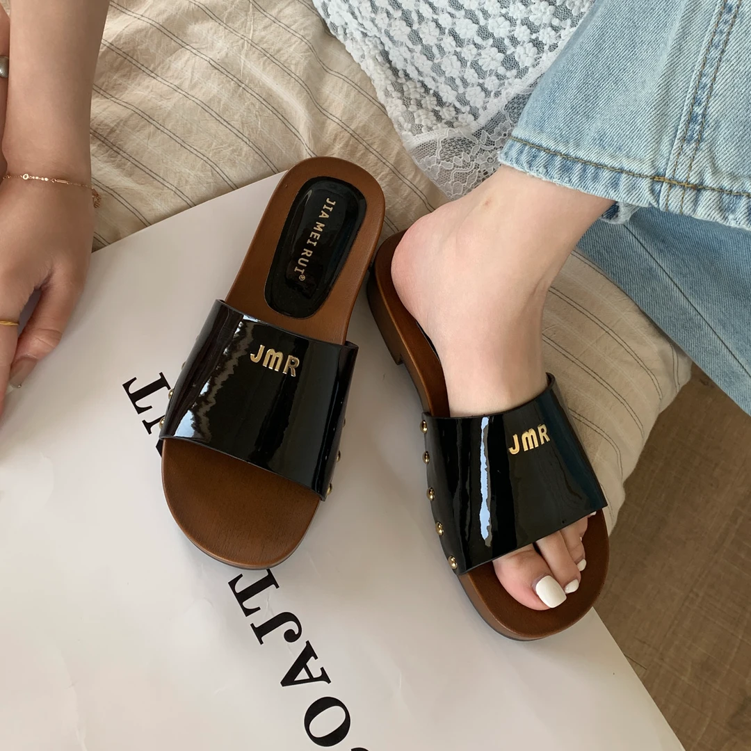 粗跟字母漆皮一字拖鞋女夏外穿2025新款设计感小众凉拖韩版拖鞋女