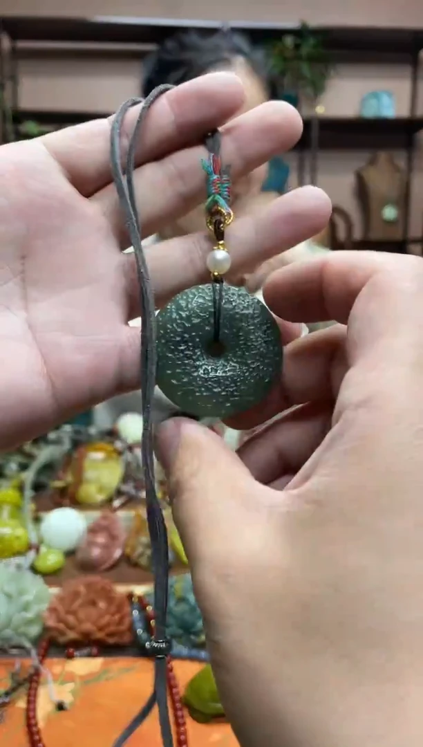 未镶嵌岫玉颈饰·