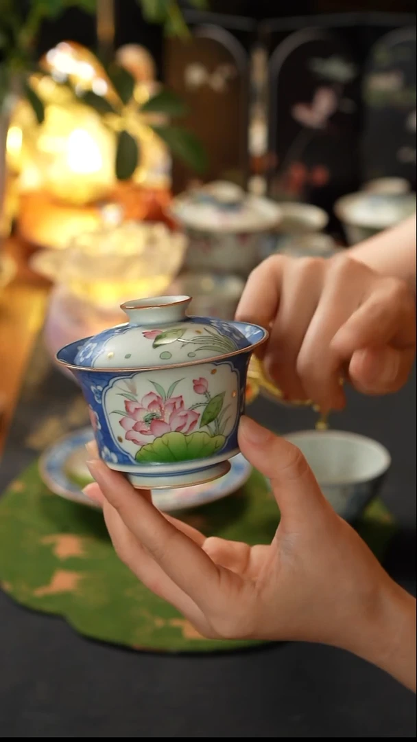 素谷  青花加彩荷花马蹄盖碗