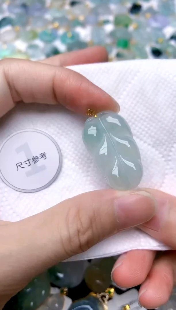 颈饰18K金镶嵌翡翠天然A货翡翠