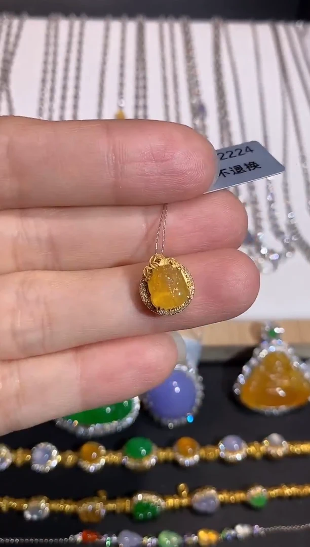 颈饰18K金镶嵌翡翠吊坠