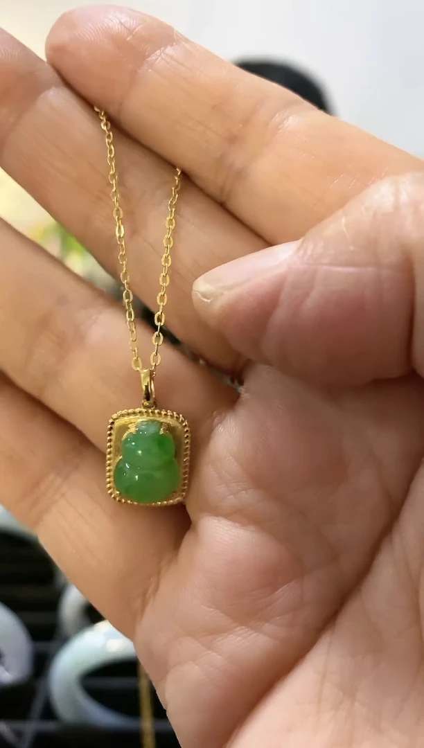 颈饰18K金镶嵌翡翠吊坠