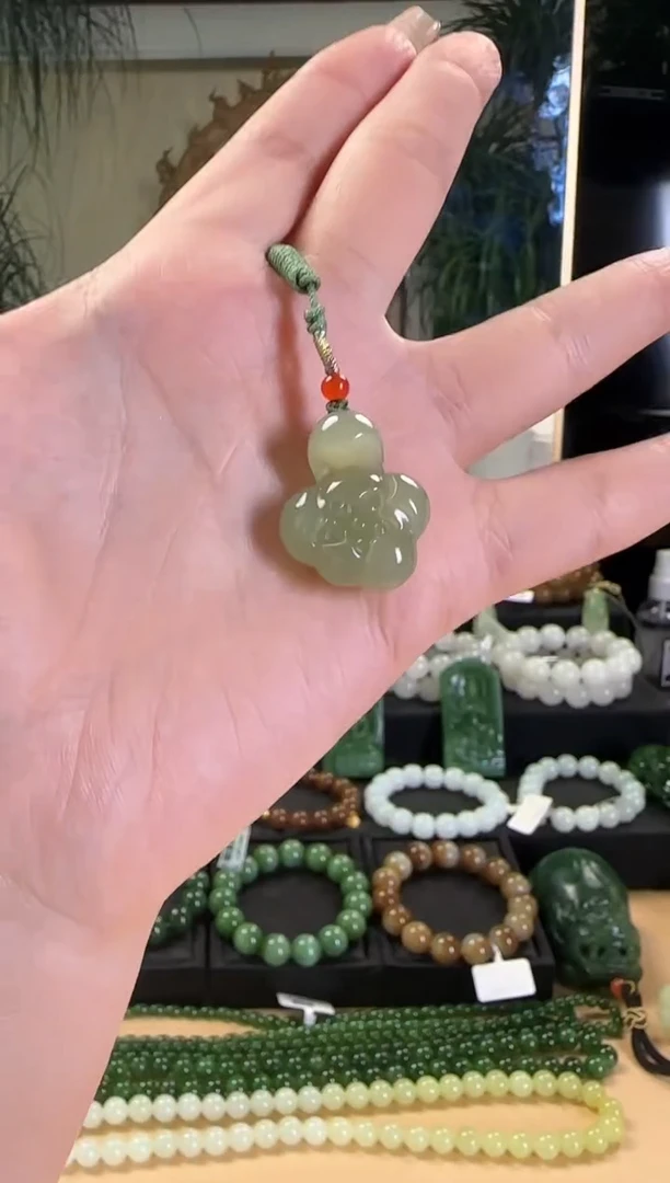 和田玉未镶嵌颈饰吊坠