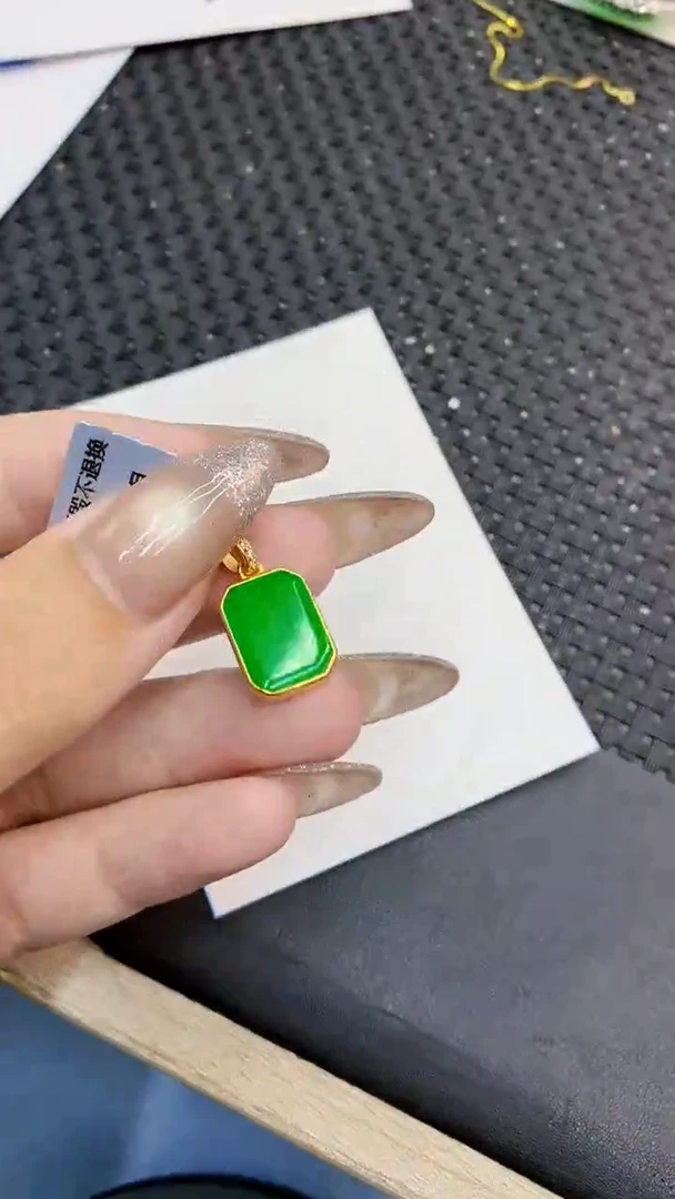 颈饰未镶嵌翡翠1