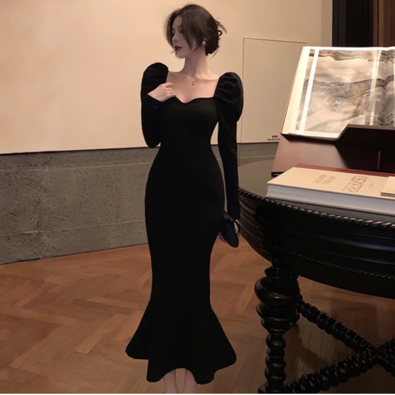 法式方领泡泡长袖连衣裙女春秋气质高级感修身鱼尾包臀赫本小黑裙