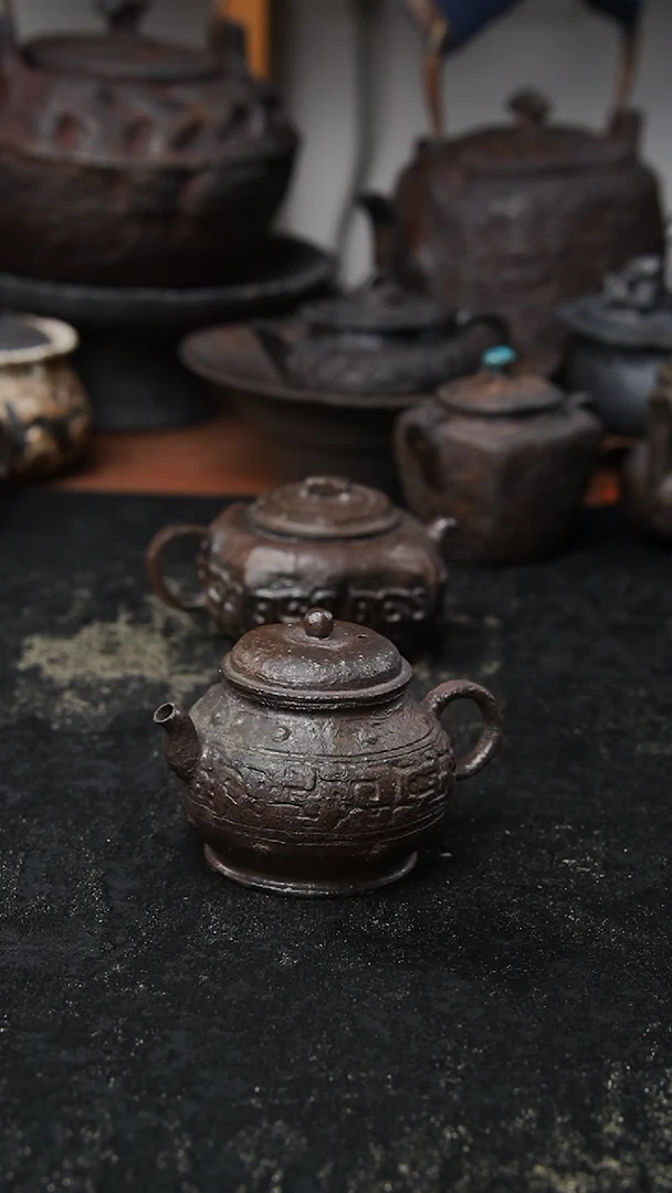 二羊手捏柴烧青铜潘壶