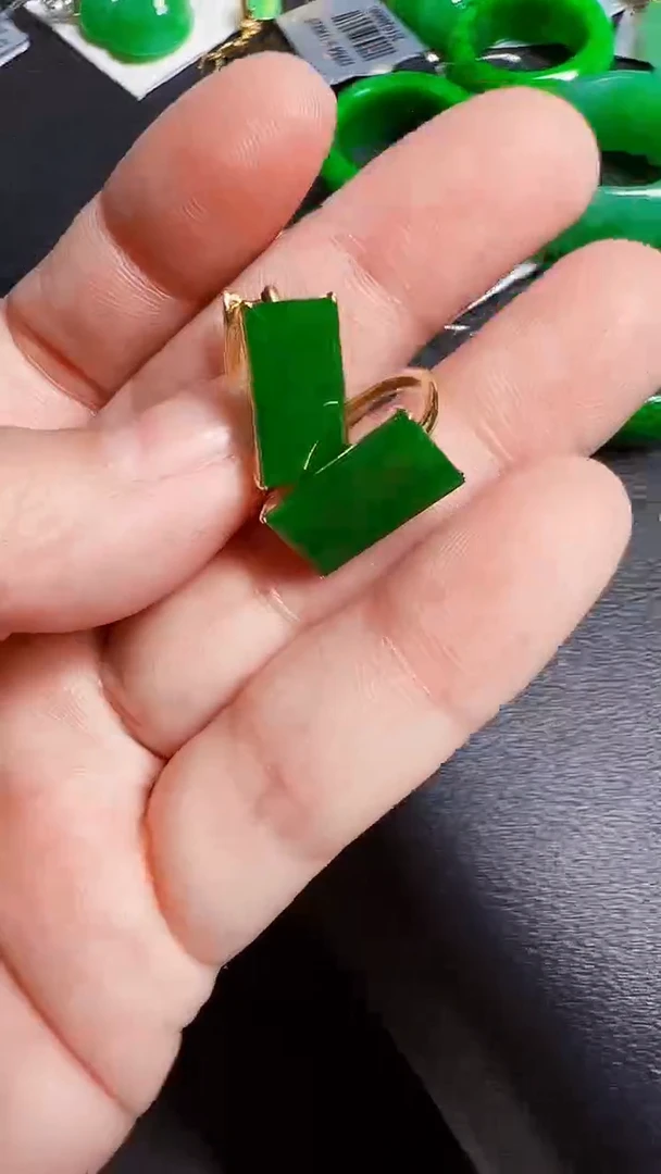 颈饰18K金镶嵌翡翠耳包