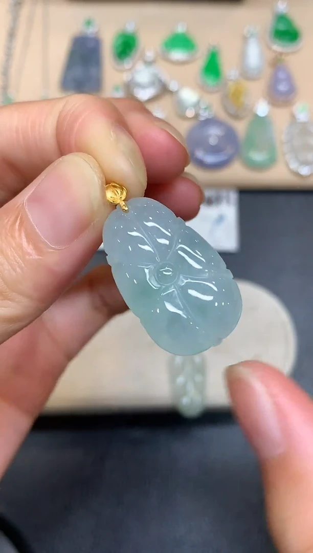 颈饰18K金镶嵌翡翠荷叶【无服务费