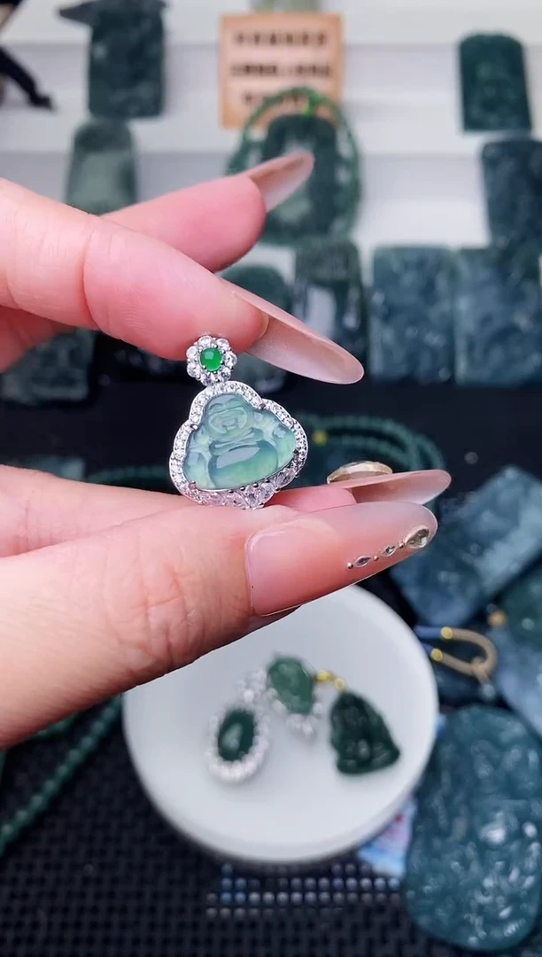 颈饰未镶嵌翡翠