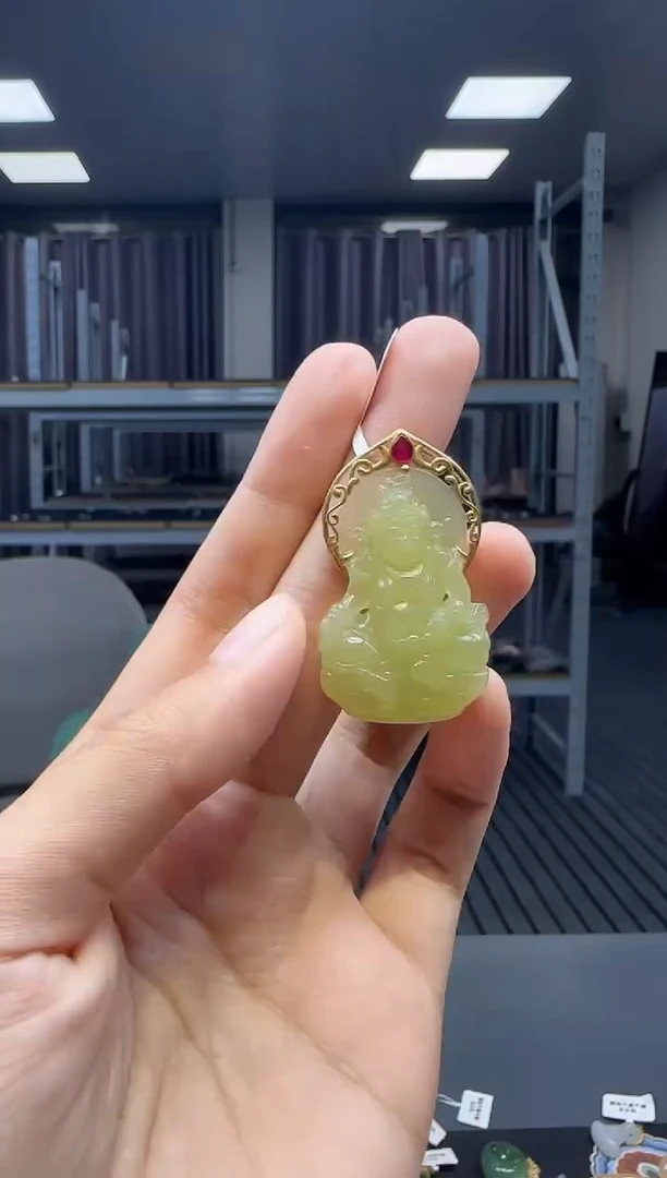 18K金镶嵌和田玉挂件1