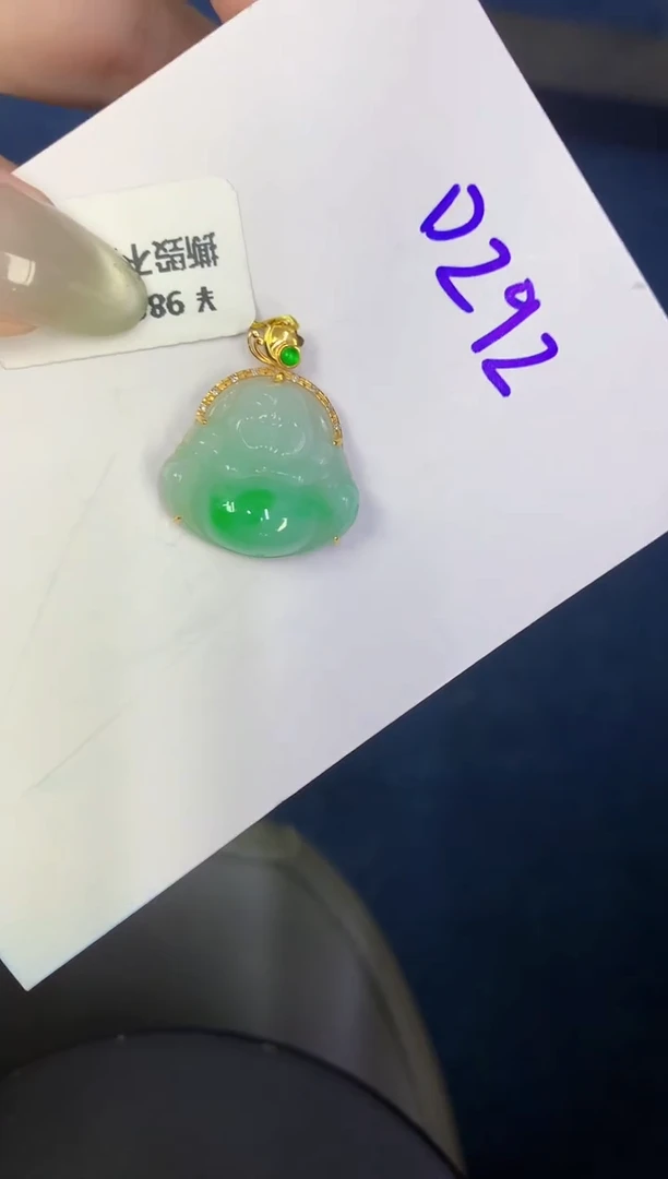 翡翠18K金镶嵌颈饰缅甸天然翡翠A货