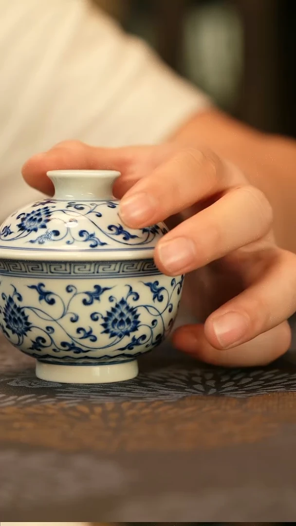中式仿明青花缠枝莲盖碗