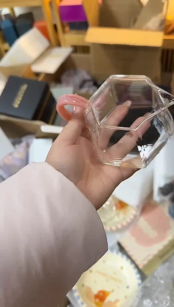 霞彩楞然公道杯