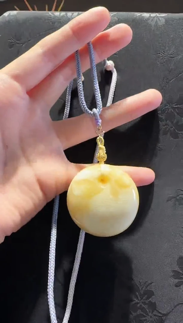 蜜蜡颈饰18K金镶嵌公主扣尺寸41.6*20.9mm