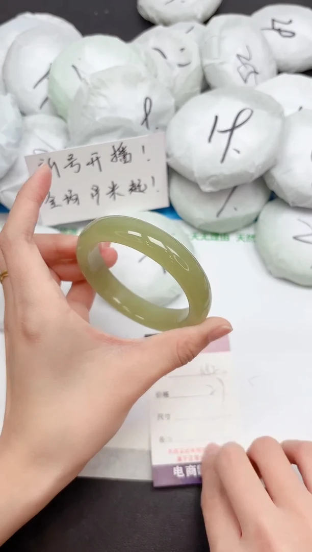 未镶嵌手镯石英质玉152-56.4