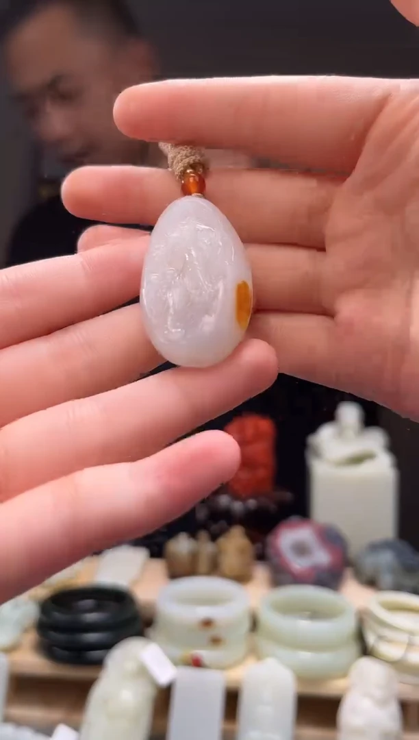 颈饰未镶嵌和田玉吊坠