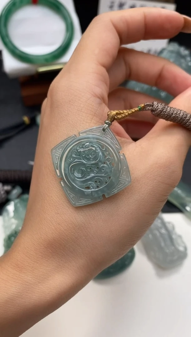 翡翠未镶嵌颈饰仿古龙牌