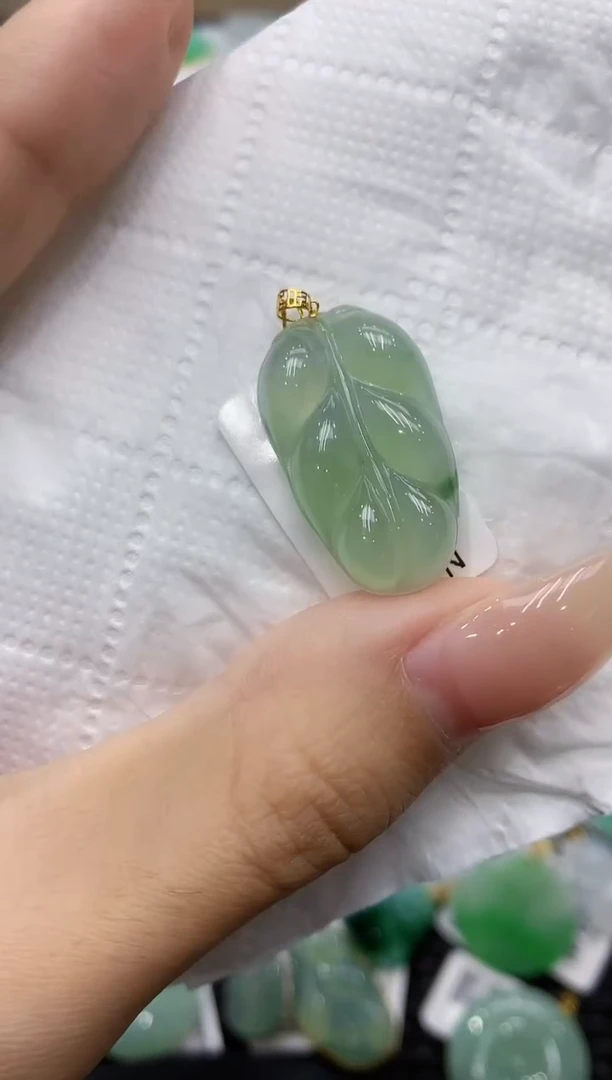 颈饰18K金镶嵌翡翠111111111111