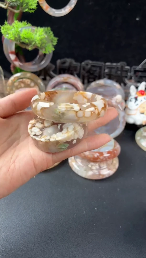 未镶嵌手镯（圆镯）石英质玉56