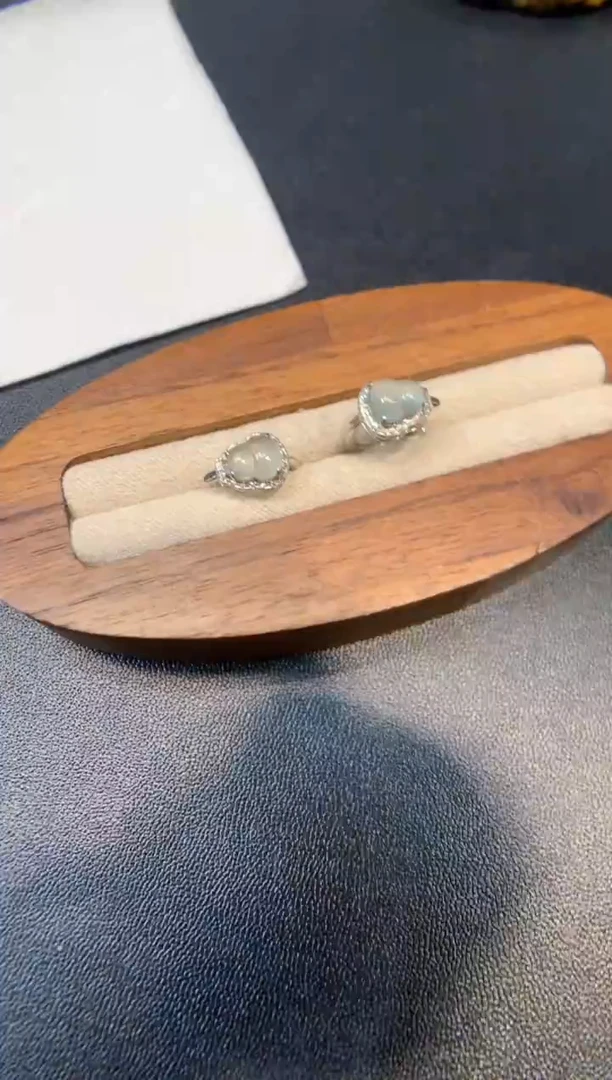 18K金镶嵌翡翠耳饰耳包