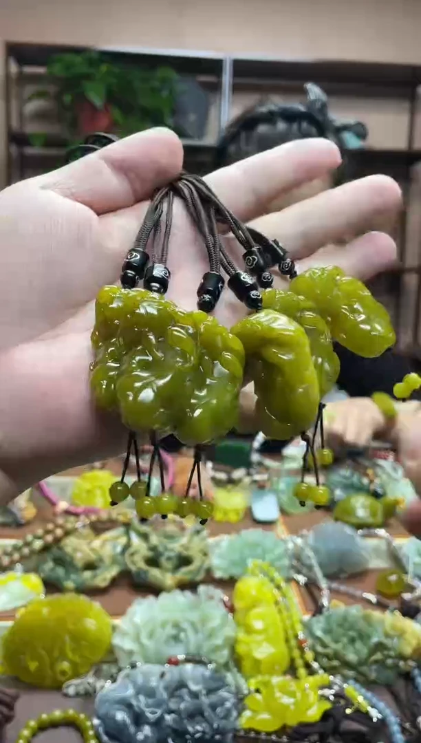 未镶嵌岫玉吊坠多样性发货发其中之一