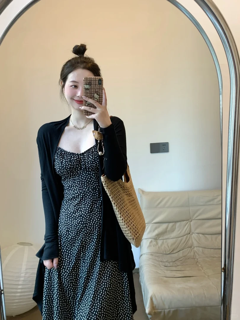 2025入秋搭配一整套法式高级感黑色开衫搭配碎花吊带裙两件套装女