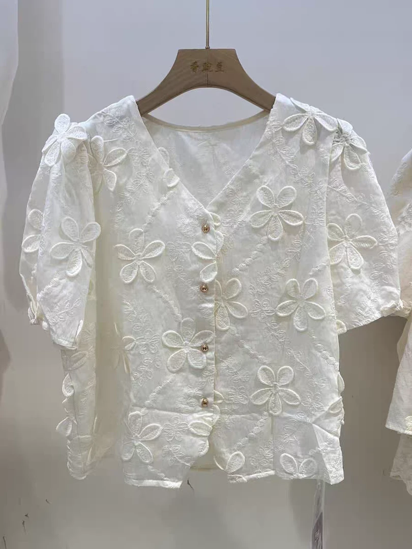 6667 V领立体大花瓣金色圆扣短袖打底